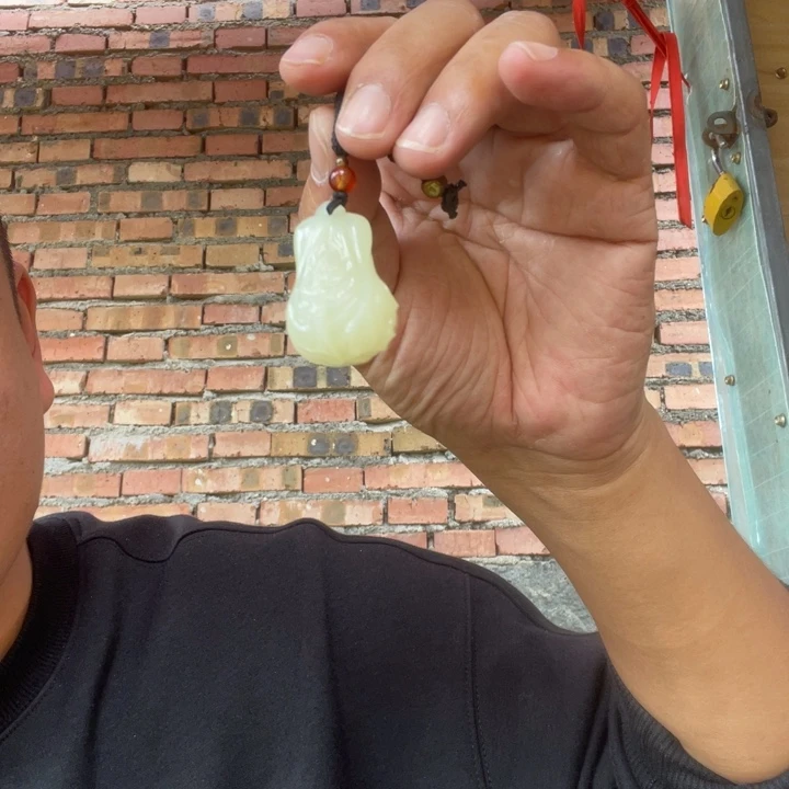 玉黄色白菜吊坠遇百财