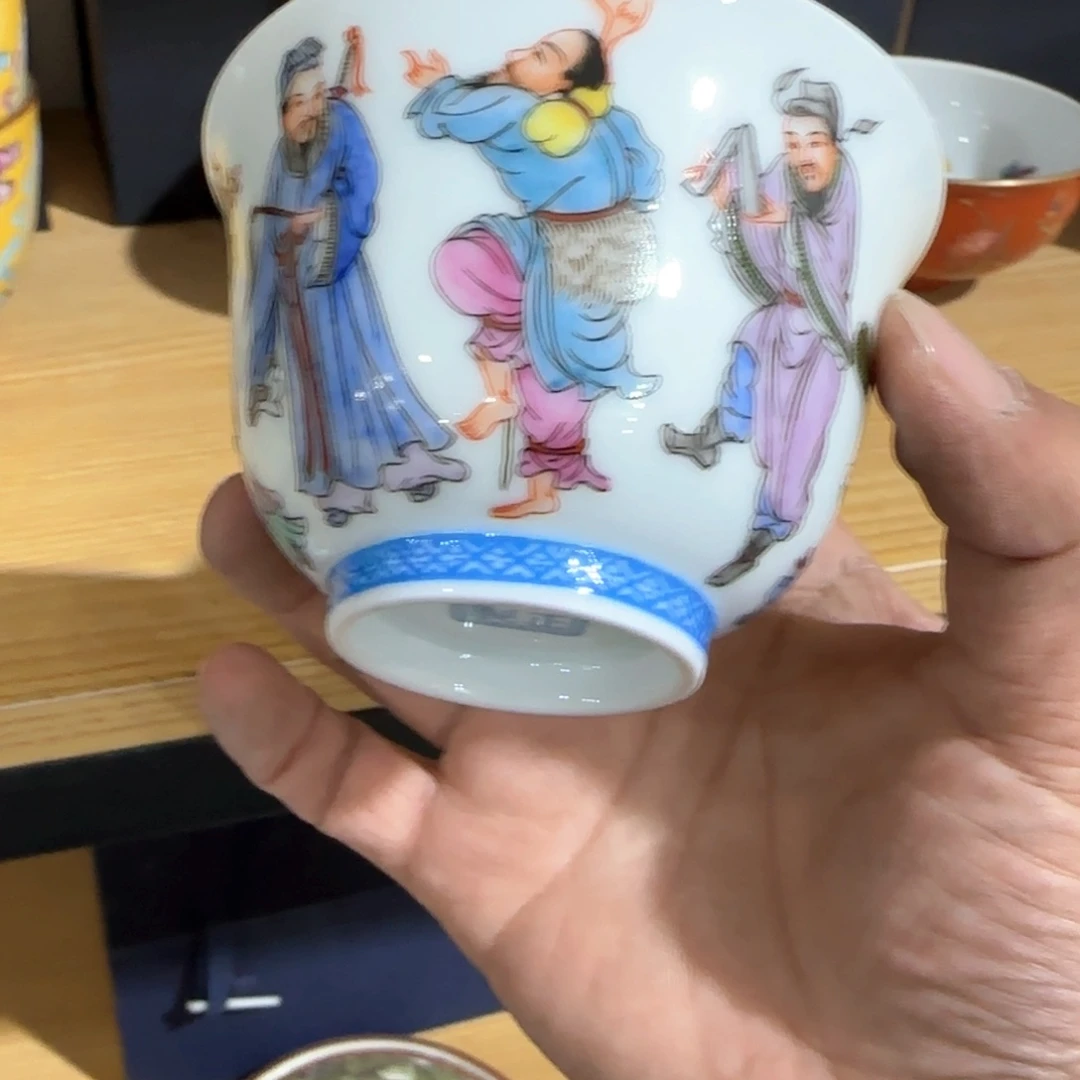 瓷片瓷器上还有两条长带及部分长柱