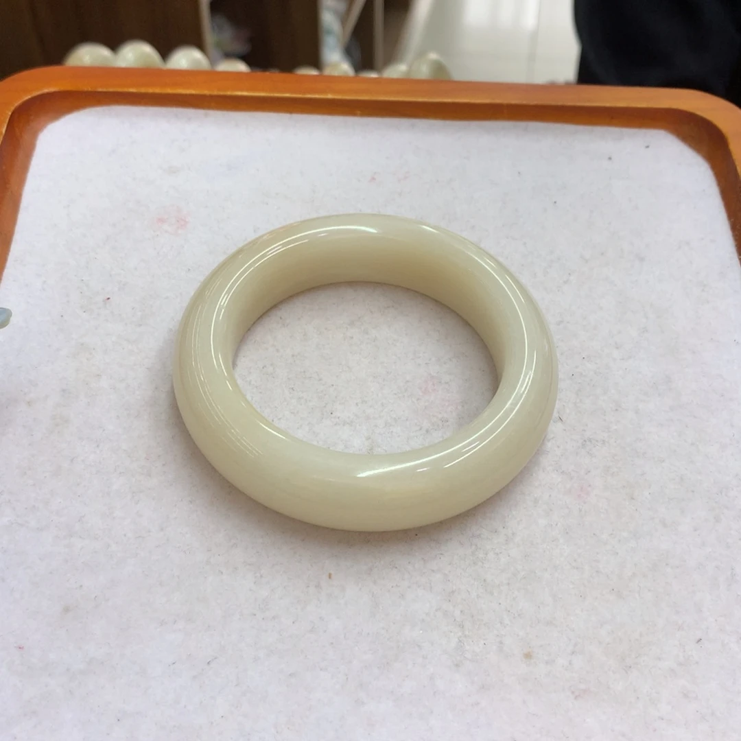 未镶嵌手镯石英质玉