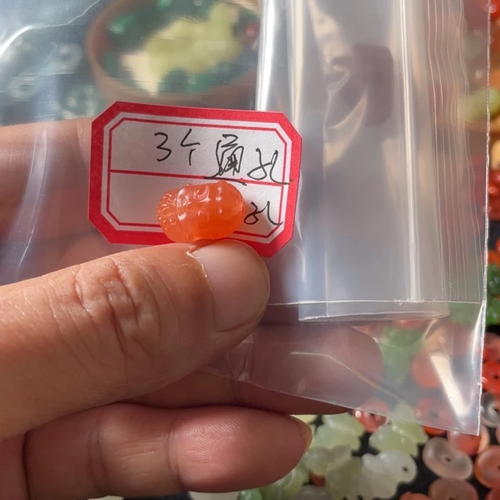 颈饰未镶嵌南红玛瑙?**°