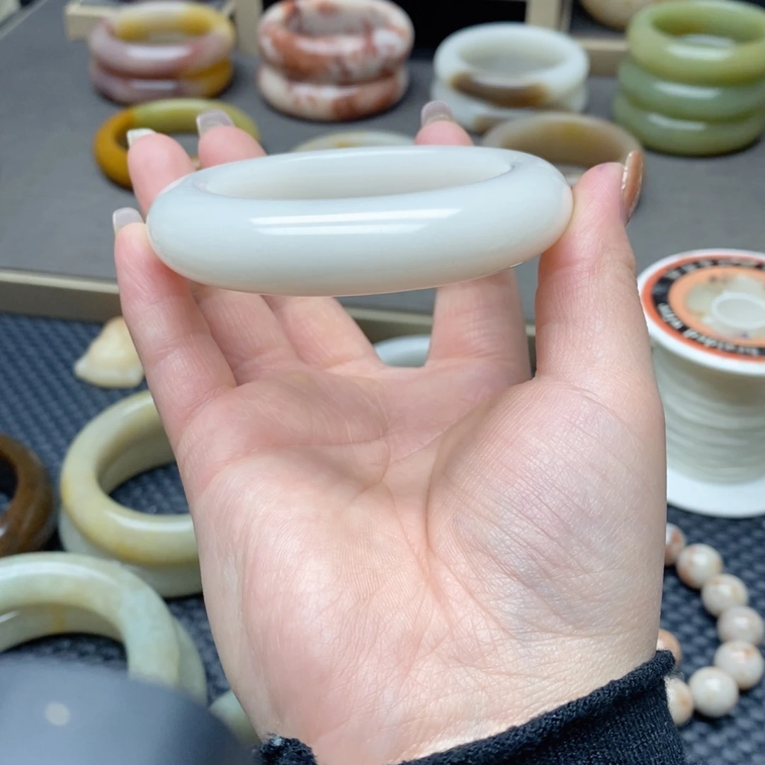 ****石英质玉（佘太翠）未镶嵌手镯