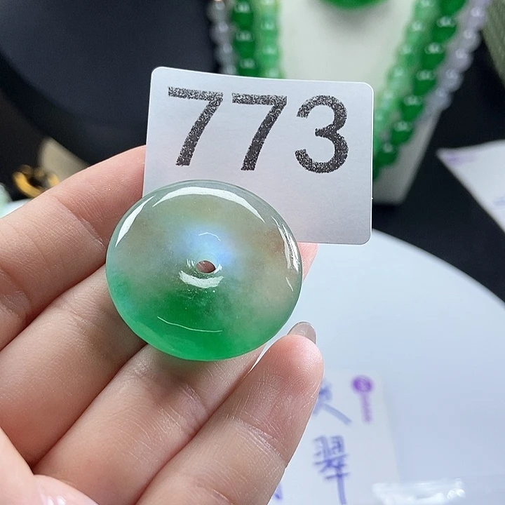 翡翠未镶嵌吊坠(赠链)