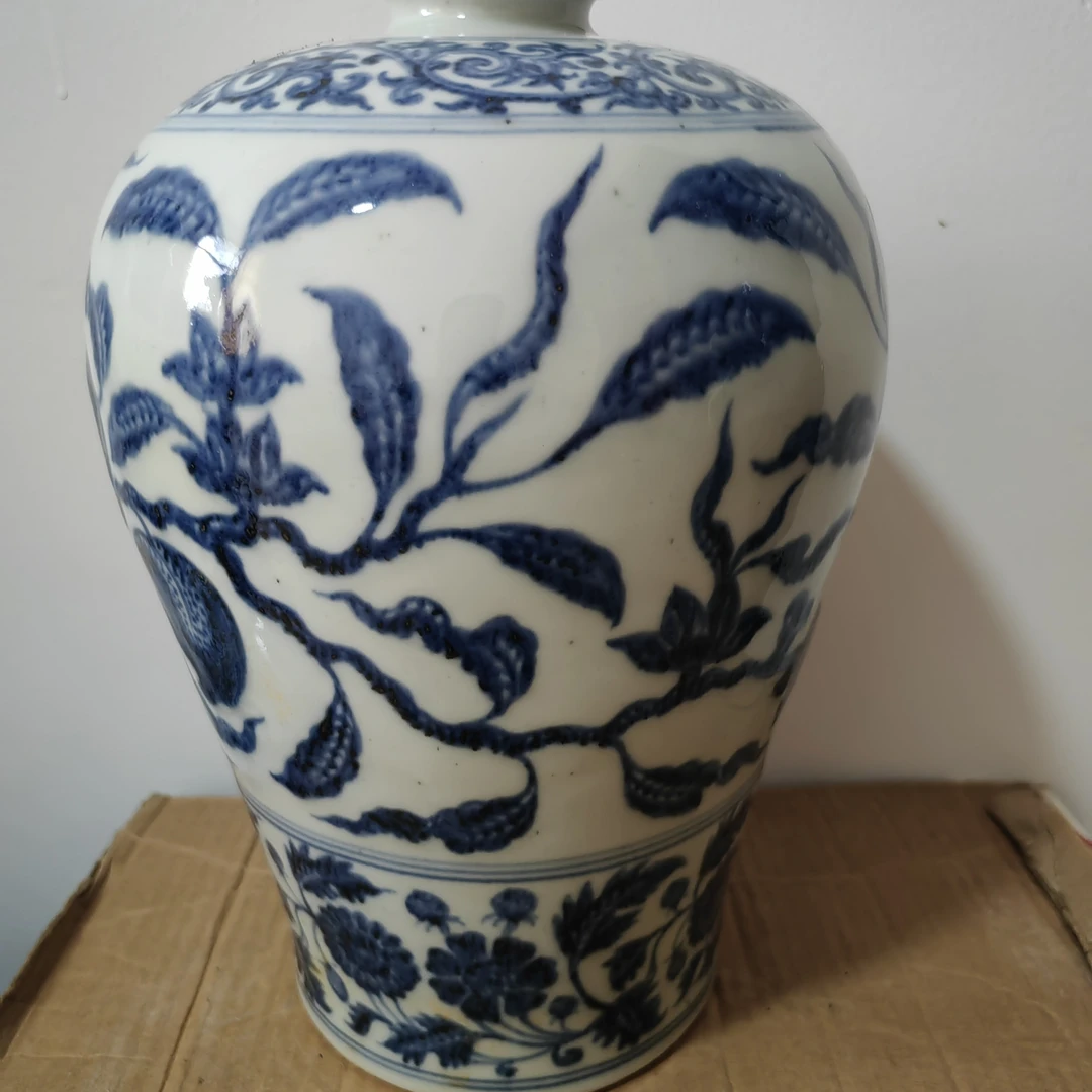 青花缠枝莲瓜果梅瓶