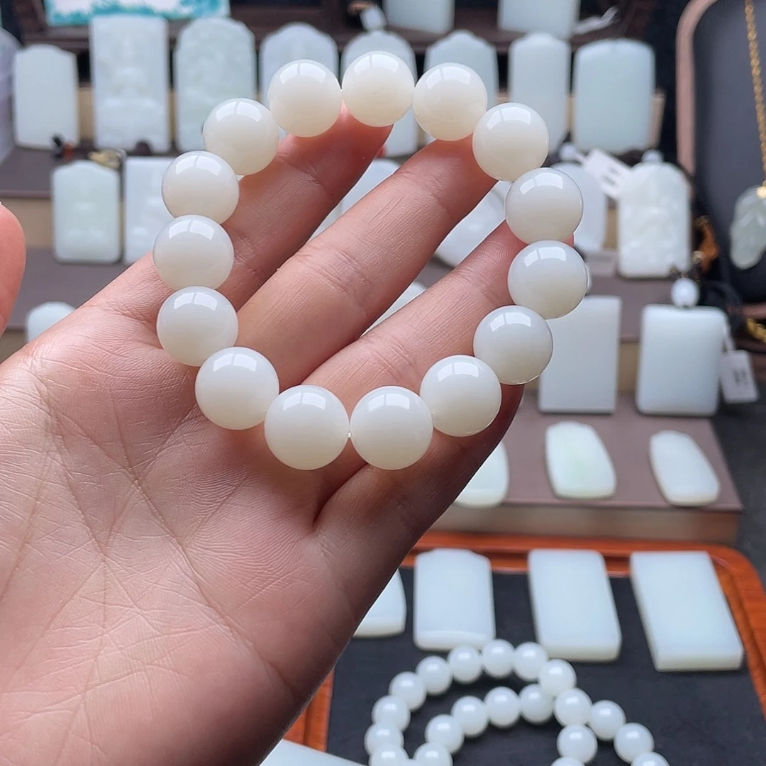 闪***过和田玉未镶嵌颈饰