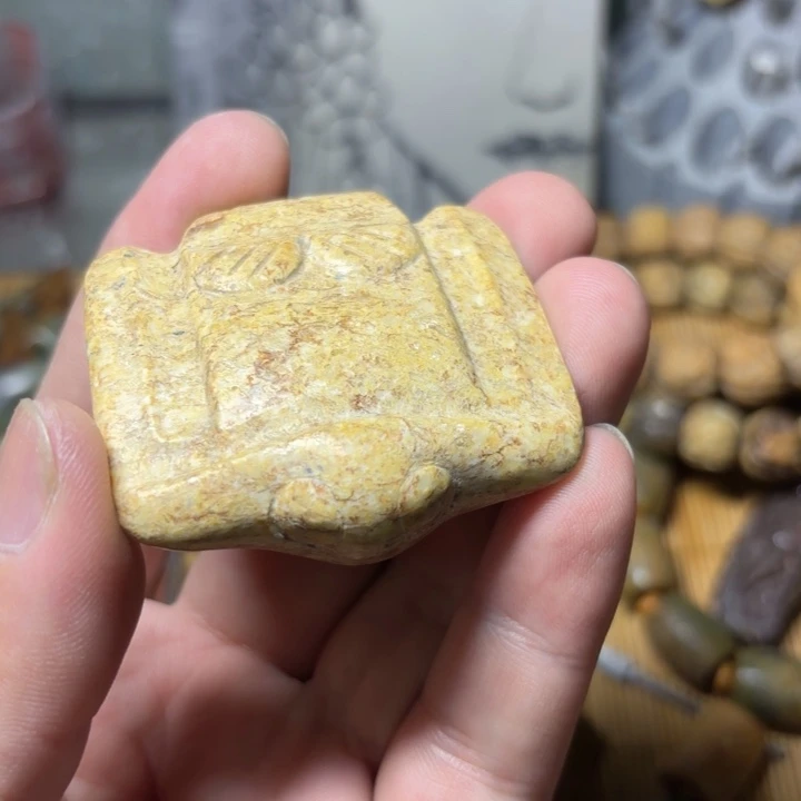 颈饰未镶嵌岫岩河磨玉（透闪石质玉）