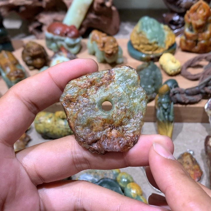 未镶嵌岫岩河磨玉（透闪石质玉）把件