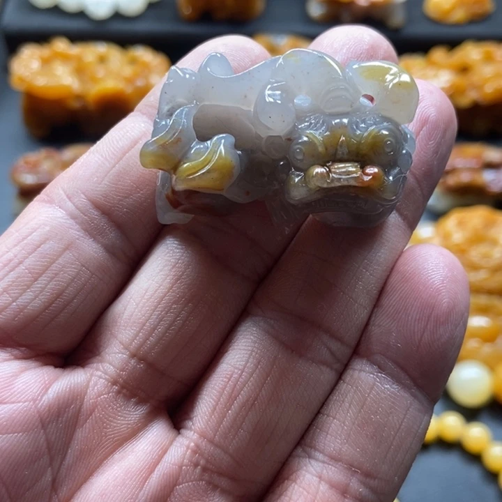 石英质玉（黄龙玉）未镶嵌颈饰