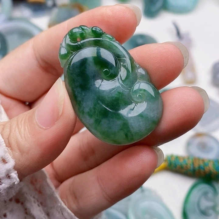 颈饰未镶嵌翡翠如意