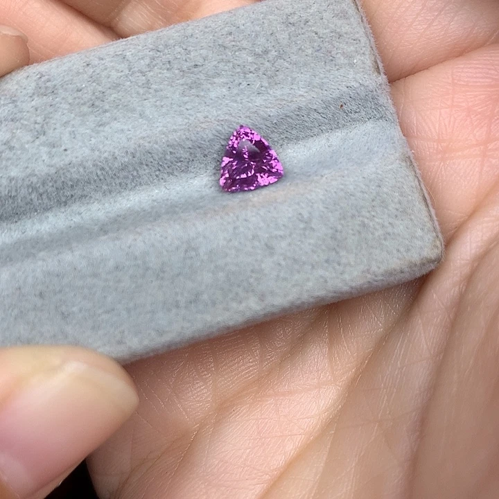 蓝宝石裸石1.26ct紫蓝宝三角形