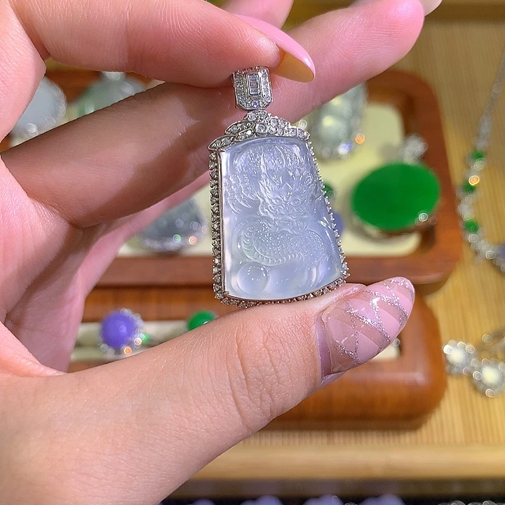 颈饰18K金镶嵌翡翠