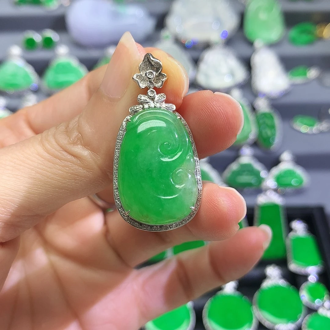 翡翠18K金镶嵌耳饰