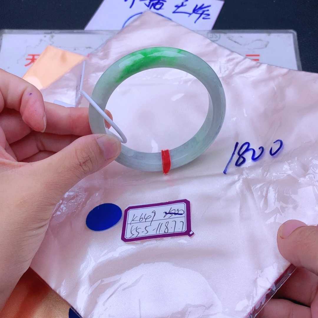 翡翠手镯未镶嵌翡翠