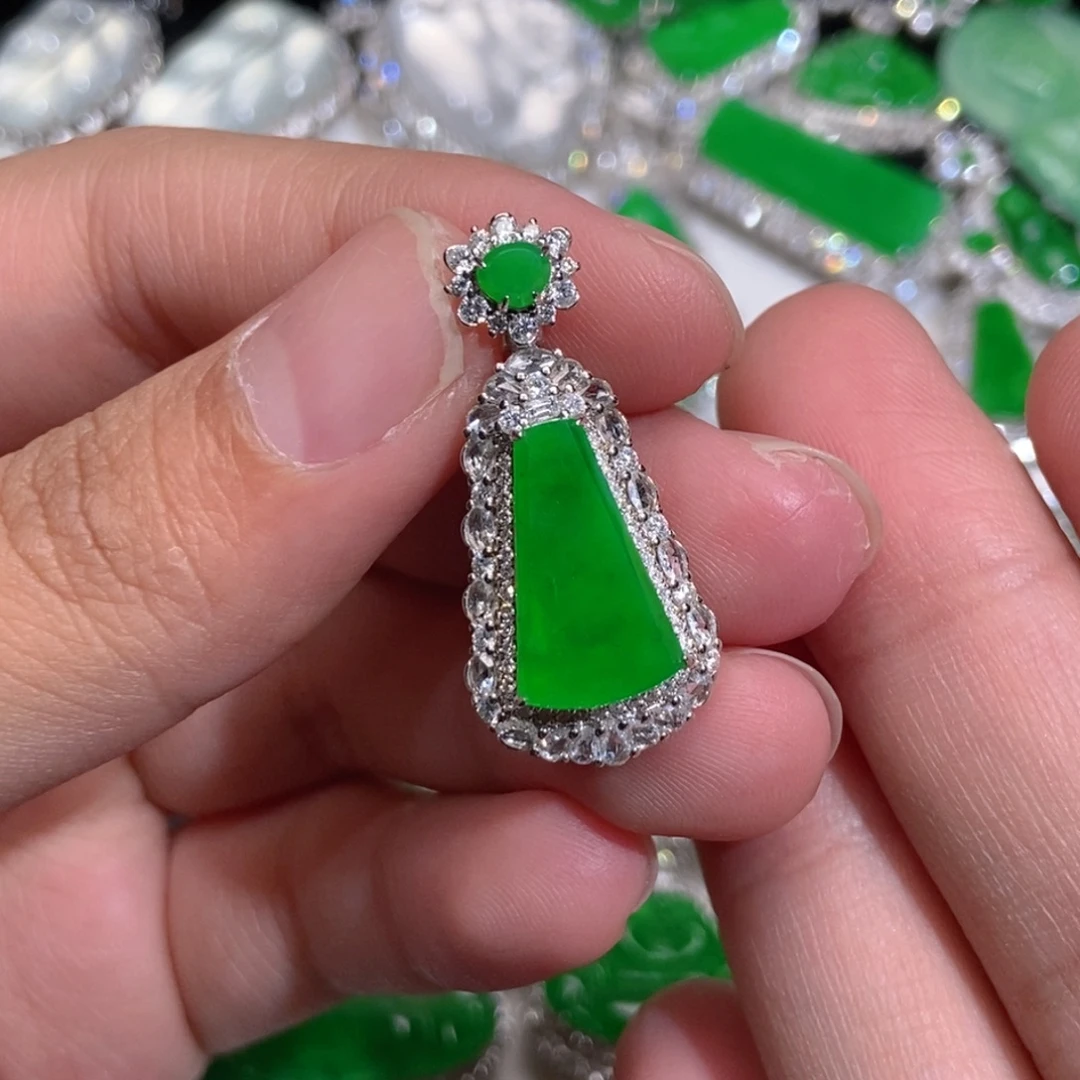 翡翠18K金镶嵌颈饰天然缅甸A货翡翠