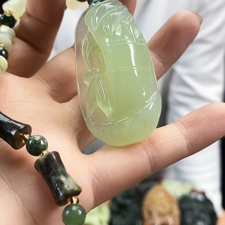 蛇纹石玉吊坠未镶嵌