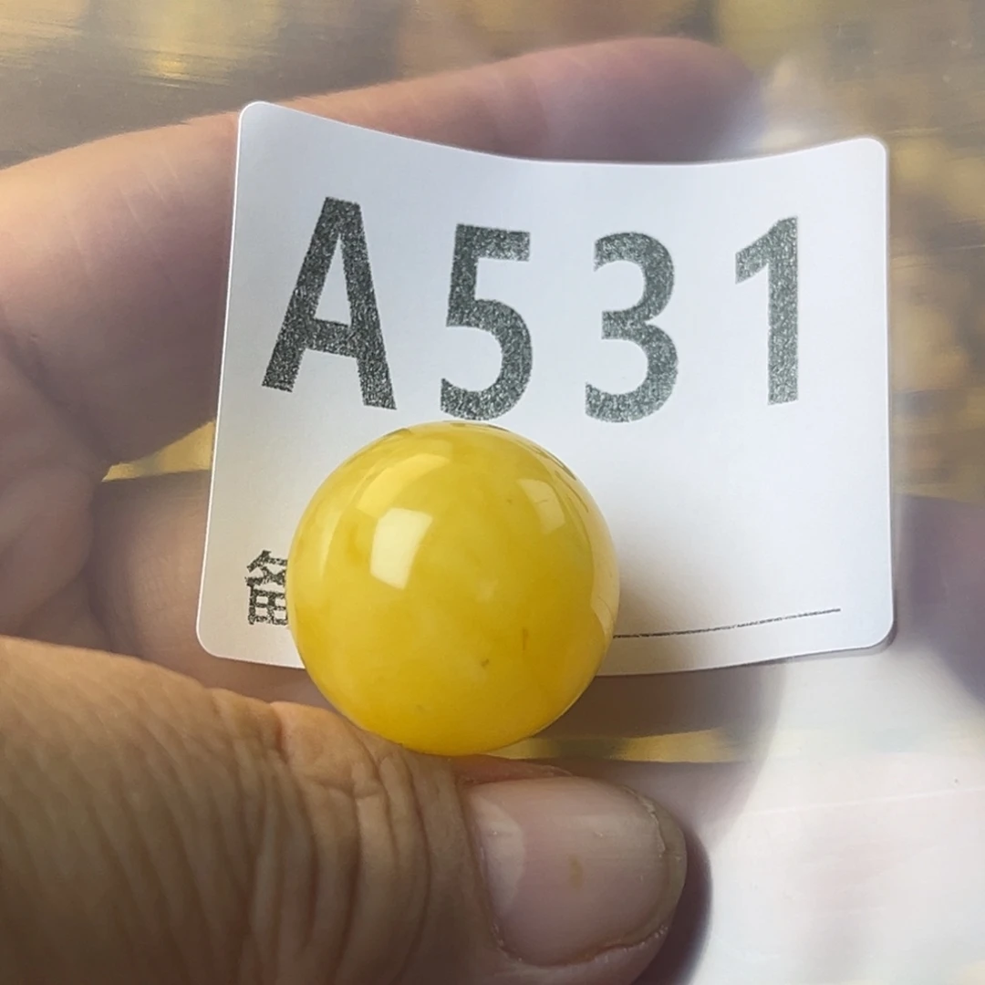 狮***头琥珀未镶嵌珠宝奇石微瑕有内裂22，分俩单拍，发一个珠子