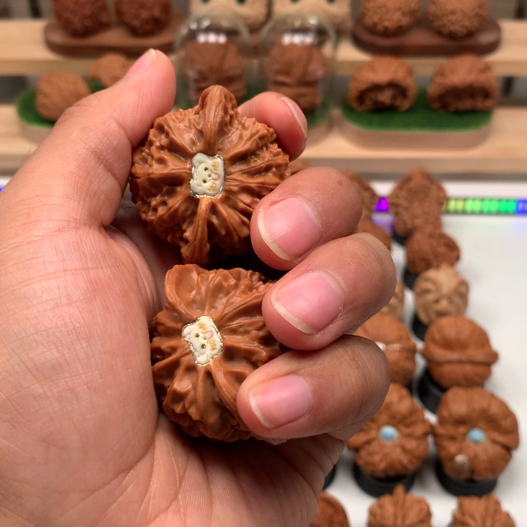 【闪购商品】文玩核桃吊坠是***?隐隐约约