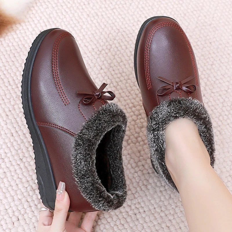 冬季妈妈棉鞋软底防滑加绒加厚保暖雪地靴女款奶奶鞋中老年妈妈鞋