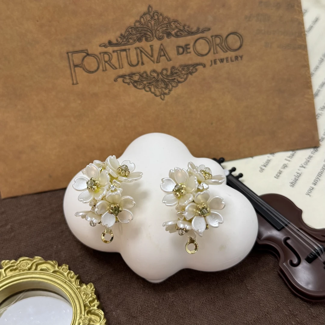 钛钢无非金属耳饰 51号白色花朵立体耳环温柔气质珍珠花朵耳环