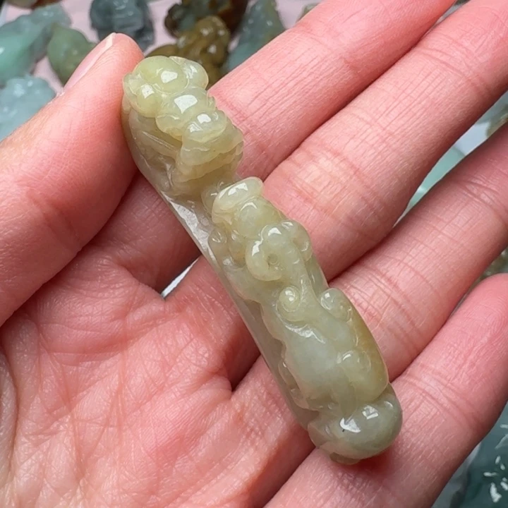 翡翠未镶嵌颈饰龙勾