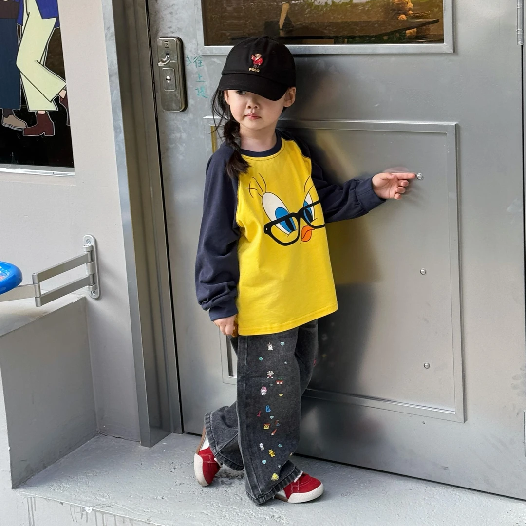 小思家2025年秋冬新款女童韩版插肩袖小黄鸭T恤泼墨牛仔裤套装