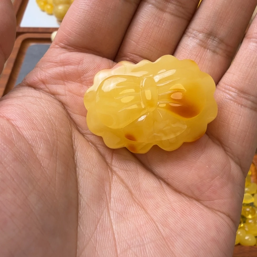 裸石琥珀未镶嵌蝴蝶结