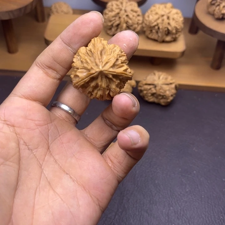 一***叁吊坠桃核三棱人奔