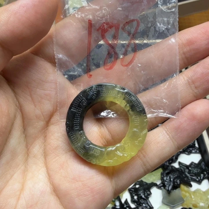 透闪石-蛇纹石玉吊坠未镶嵌