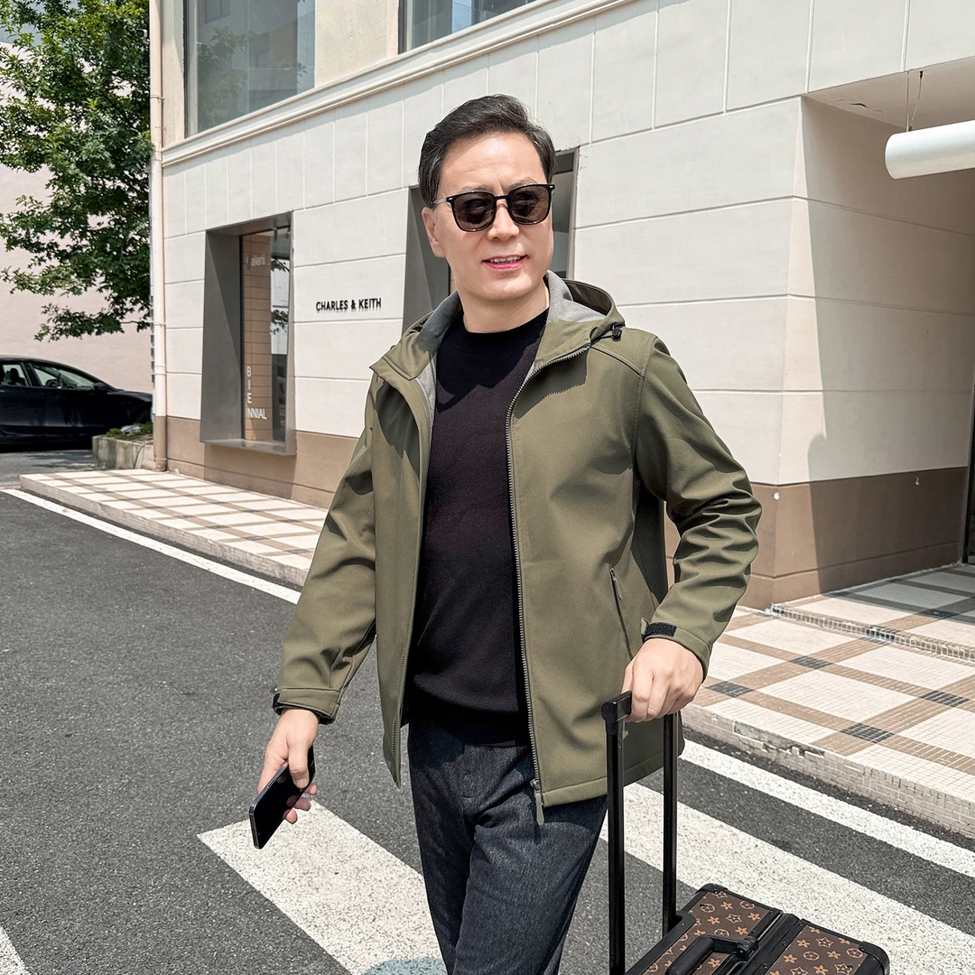 户外软壳冲锋夹克爸爸男装中老年秋冬季外套中年加薄绒休闲保暖衣