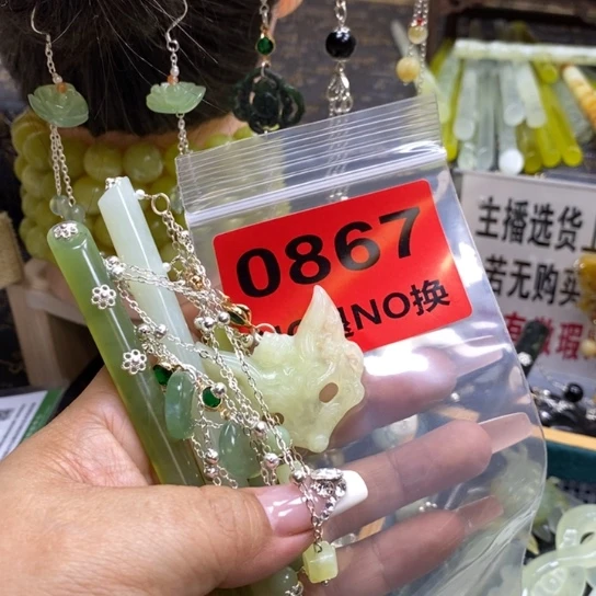蛇纹石玉未镶嵌发簪女*