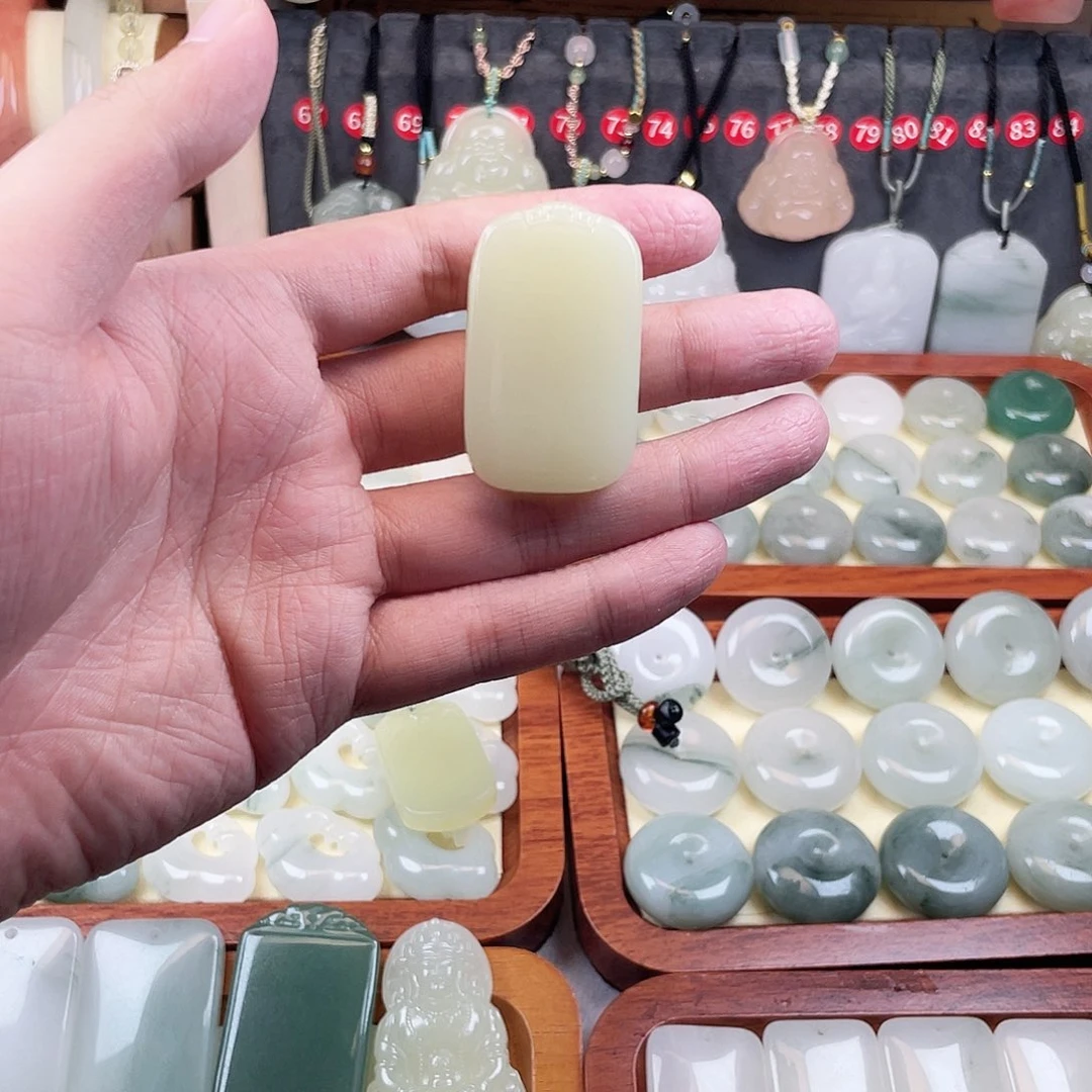 石英质玉未镶嵌颈饰