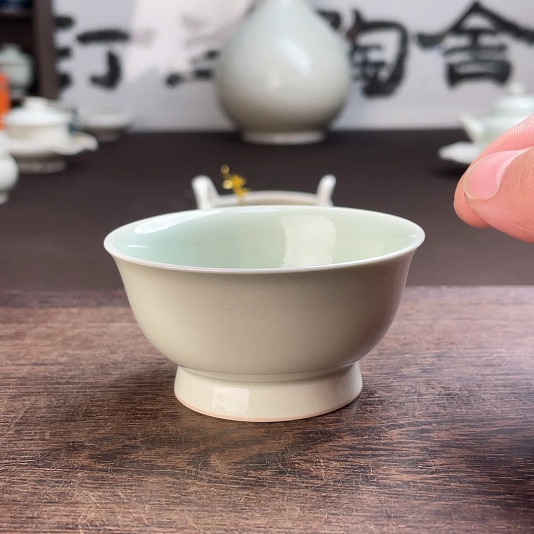 青釉微瑕素面宽足