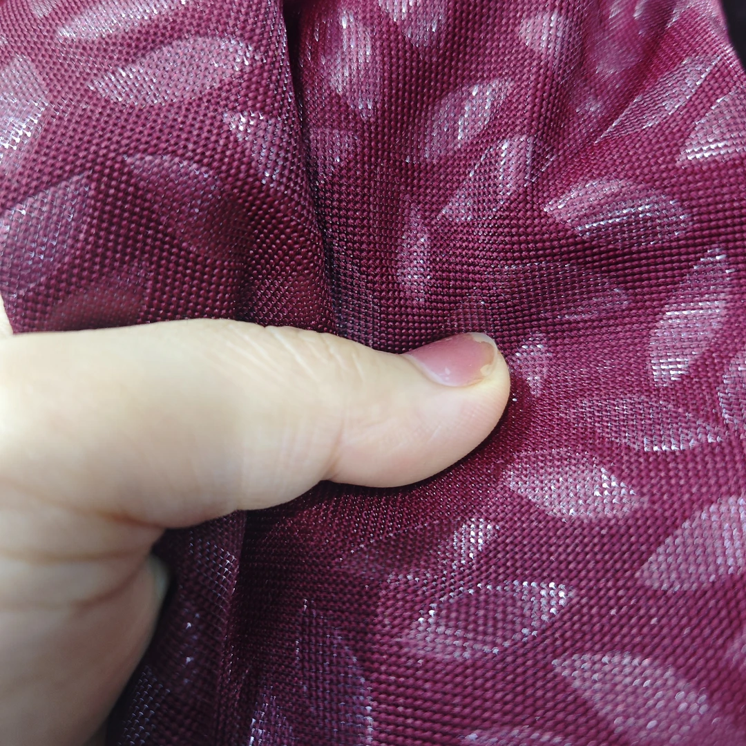 珠光压花酒红布面料微弹小叶子豆豆花型单层布料连衣裙裁剪手工