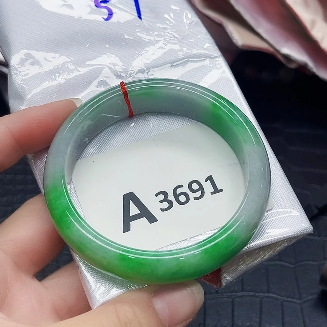 翡翠手镯未镶嵌微瑕