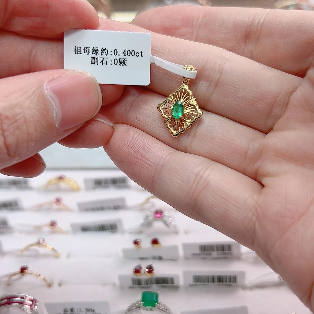 祖母绿吊坠18K金镶嵌