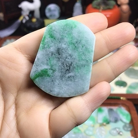 翡翠颈饰未镶嵌无事牌