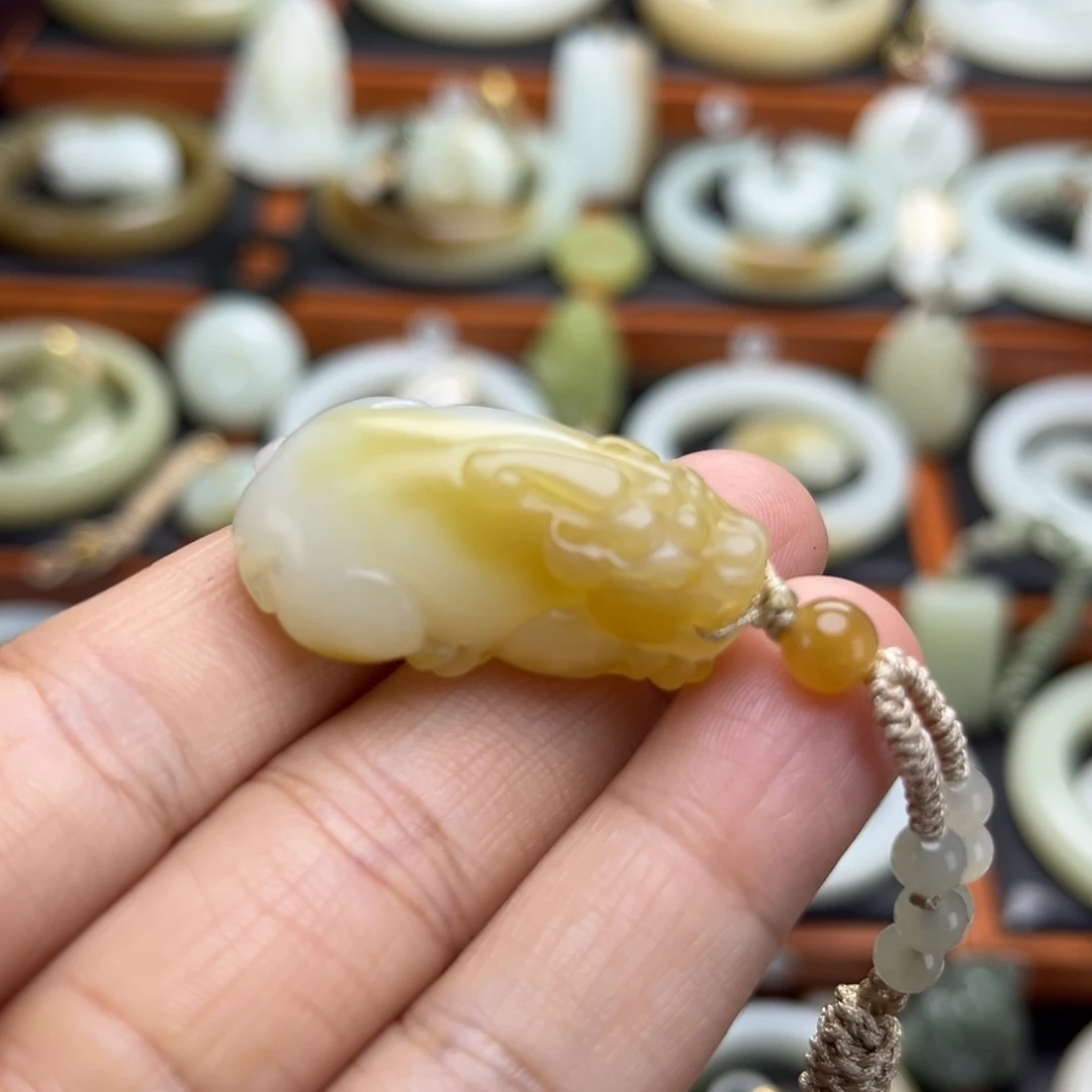 和田玉（糖玉）未镶嵌颈饰且末金山貔貅
