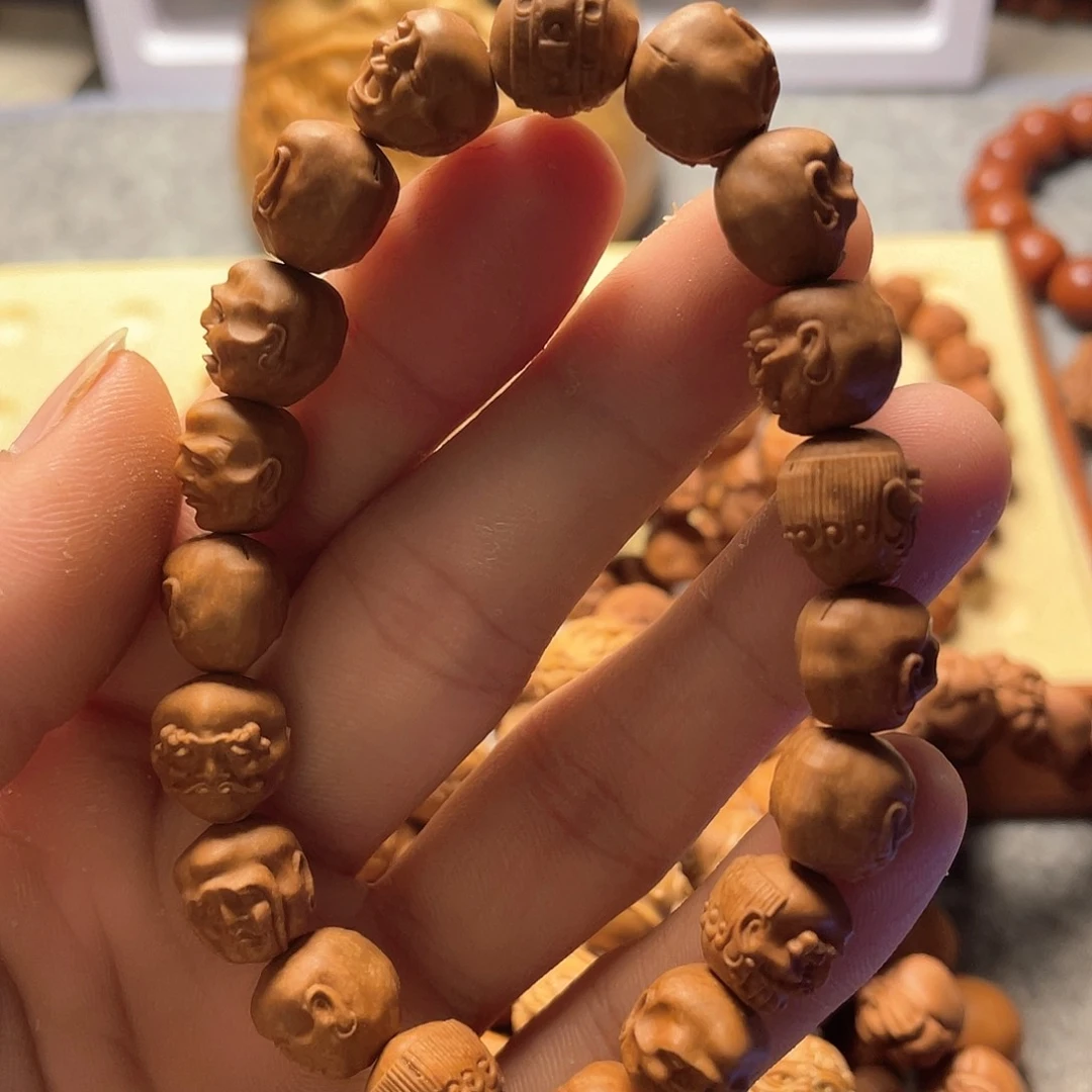 龙纹桃核雕刻虚派罗汉