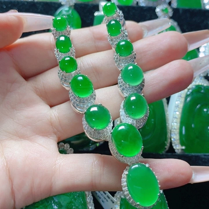 翡翠颈饰未镶嵌           