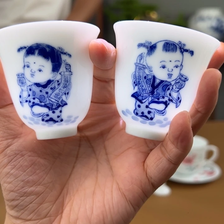 一对青花人物童子铃铛杯