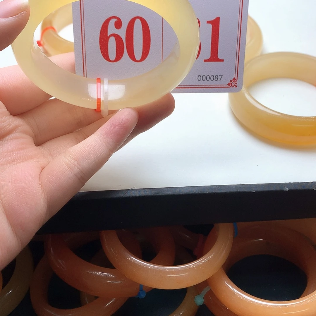 未镶嵌石英质玉（黄龙玉）手镯