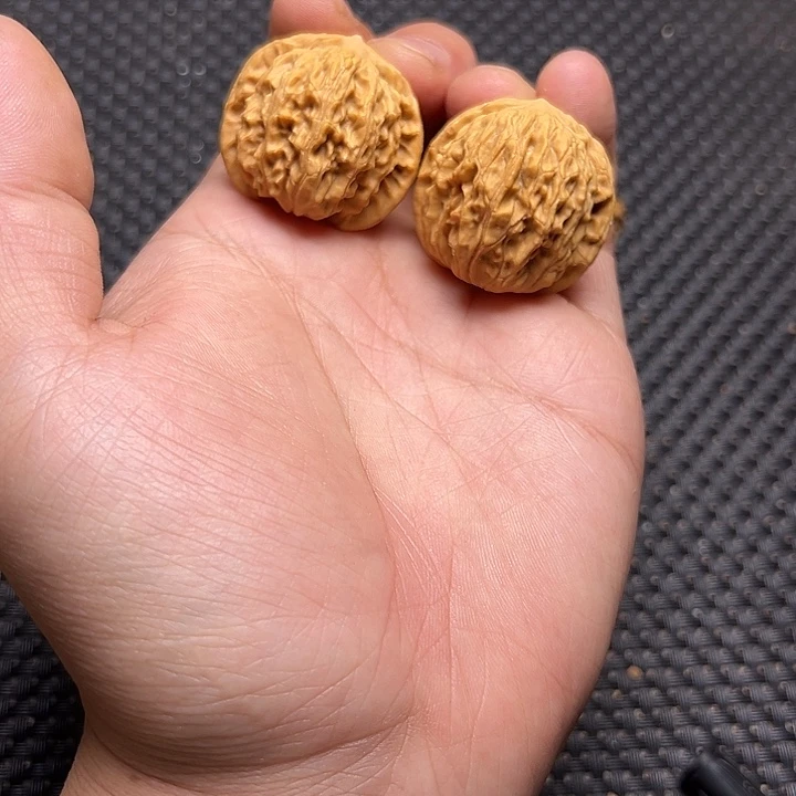 文玩核桃吊坠小狮子