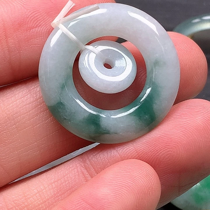 翡翠颈饰未镶嵌平安扣