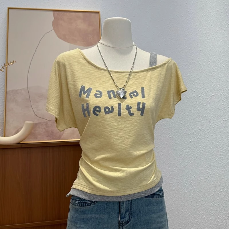 美式辣妹假两件短袖t恤女夏季斜肩黄色印花露肩小众不撞衫上衣