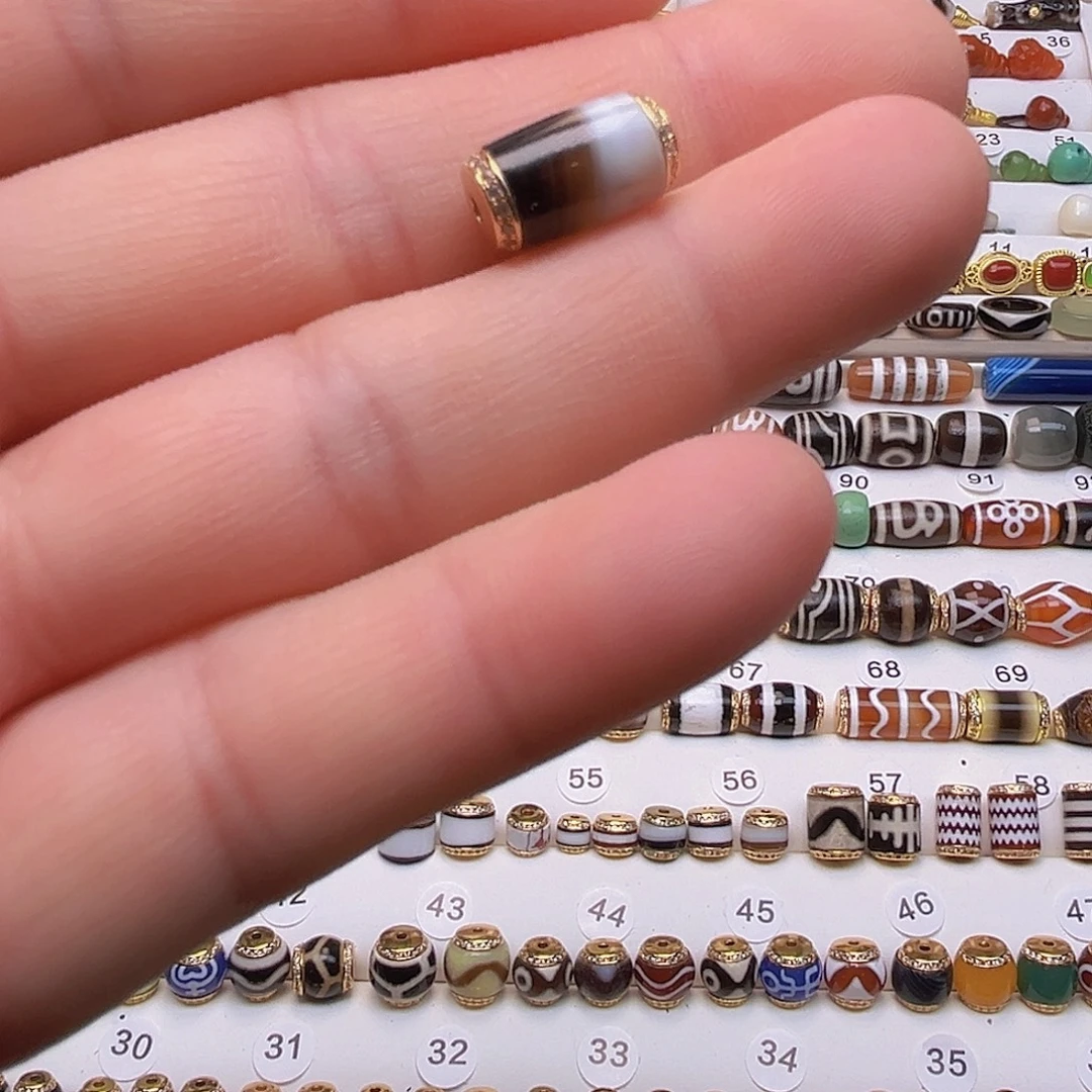 乌***。玛瑙/玉髓未镶嵌颈饰