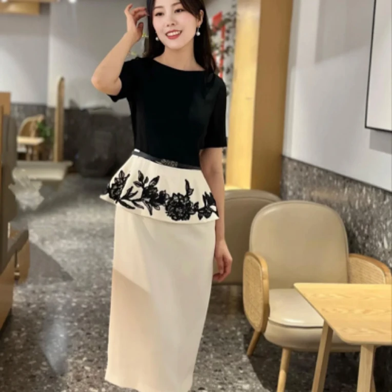 【多多】歌家2025新款专选经典黑白拼色枝叶刺绣优雅连衣裙G2502