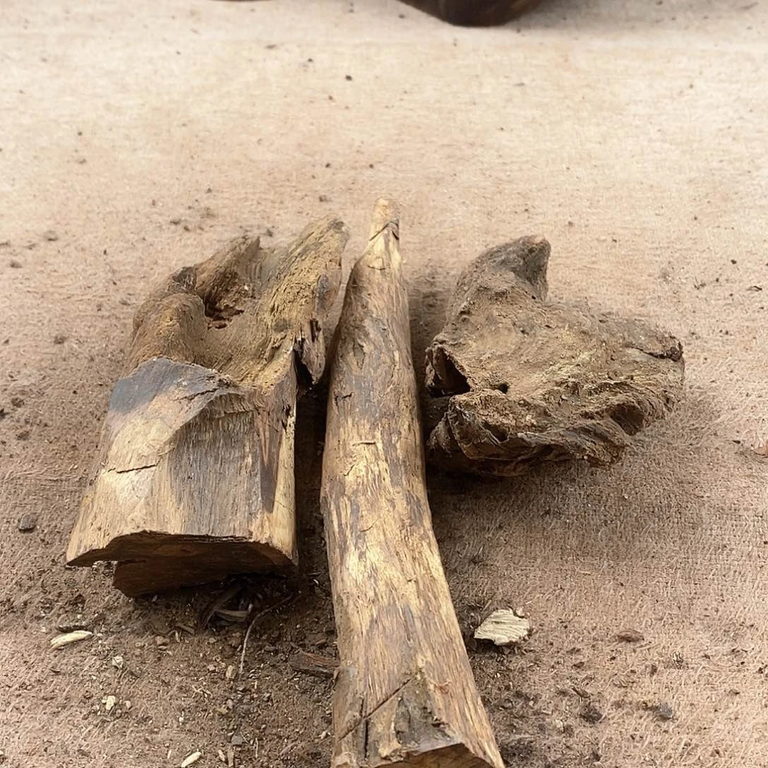 木淮****座黄花梨随形料子