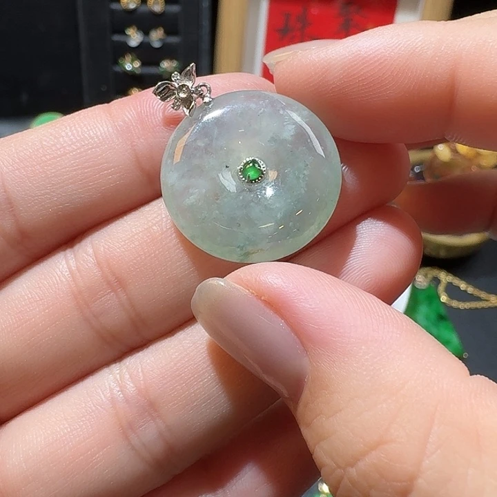 翡翠18K金镶嵌颈饰扣子