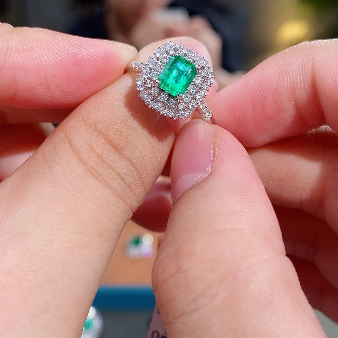 18K金镶嵌祖母绿戒指0.68ct