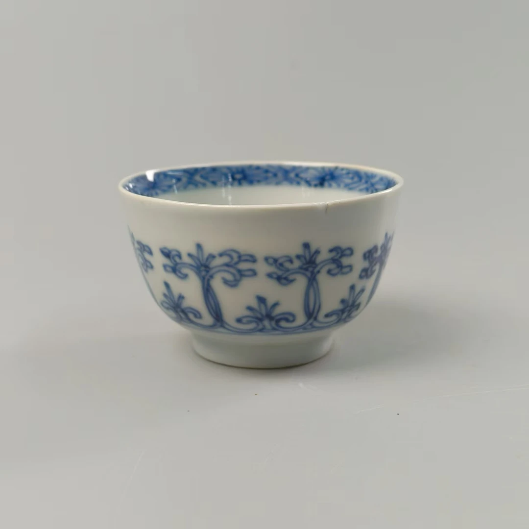 244 清雍正 青花淡描忍冬纹杯-616