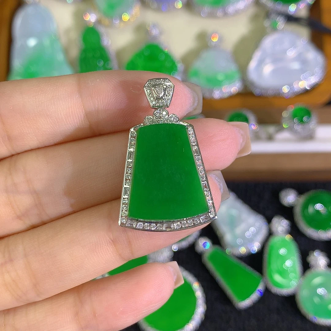 颈饰18K金镶嵌翡翠无事牌